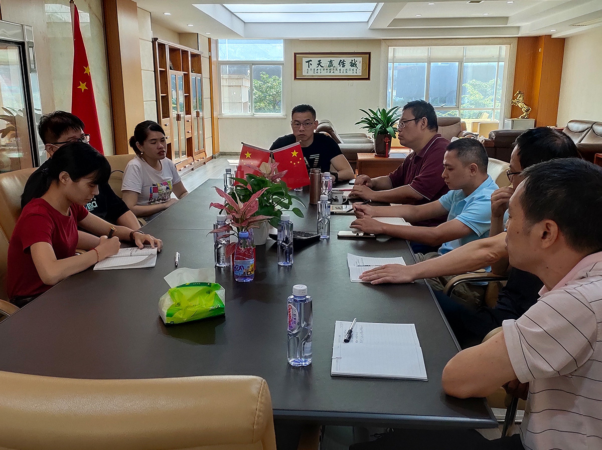 用途(tu)廣泛(fan)，可生(sheng)産标(biao)準塊(kuai)、空心(xin)砌塊(kuai)、輕質(zhi)砌塊(kuai)、路面(mian)砌塊(kuai)等，更(geng)适用(yong)于批(pi)量生(sheng)産标(biao)準塊(kuai)和空(kong)心砌(qi)塊。